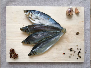 Арахис со вкусом сыра с чесноком: Пелядь вяленая